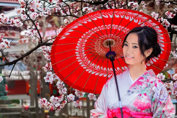 秋の日本庭園で日本の若い女性 — ストック写真