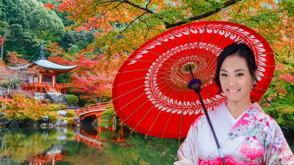 Mladá japonská žena v chrámu Daigoji v Kjótu — Stock fotografie