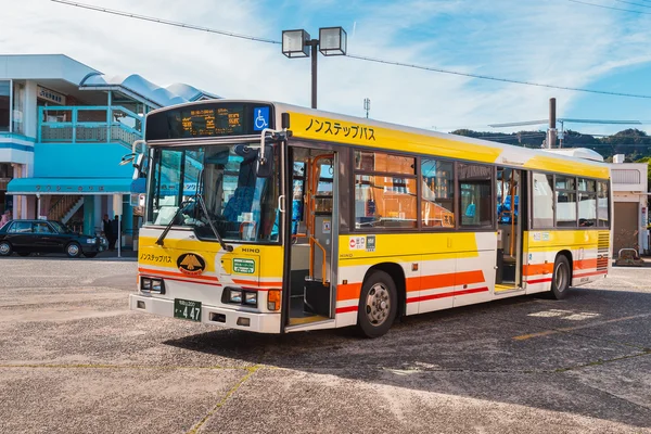 熊野环巴士运行在瓦卡山， 日本 — 图库照片