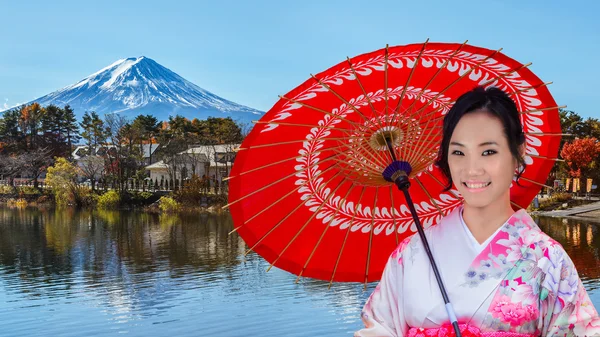 Mladá Japonka s Mt. Fuji u jezera Kawaguchiko — Stock fotografie