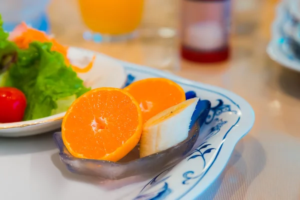 Lekkie śniadanie z owocami na talerzu — Zdjęcie stockowe