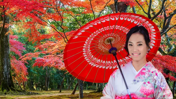Jovem mulher japonesa em um jardim japonês no outono — Fotografia de Stock
