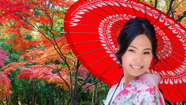 日本年轻女性在秋天日本花园 — 图库照片