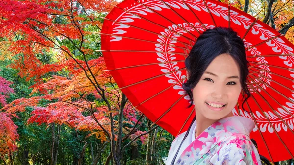 Mladá Japonka v japonská zahrada na podzim — Stock fotografie