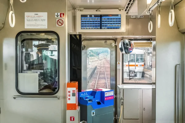Поезд от станции Таки до города Исе в префектуре Миэ — стоковое фото