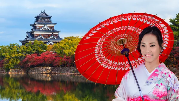 Jovem mulher japonesa em frente ao Castelo de Hiroshima — Fotografia de Stock