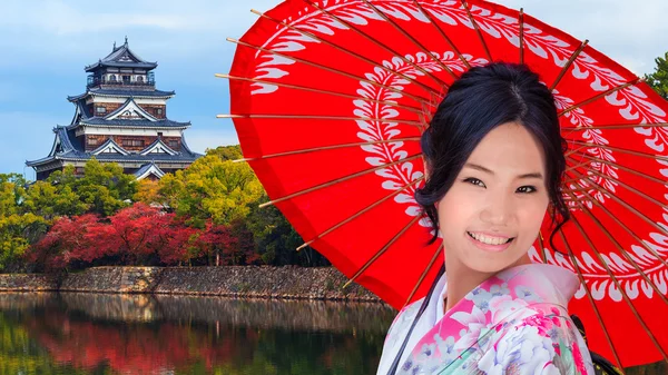 Jeune femme japonaise devant le château d'Hiroshima — Photo