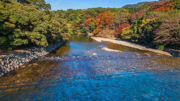 Isuzu flod som rinner genom Ise Jingu Naiku (Ise Grand shrine - inre helgedomen) i Japan — Stockfoto