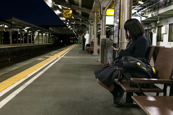 Estudante japonês em uma plataforma — Fotografia de Stock