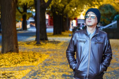 Kahverengi ceketli bir asain adamı 