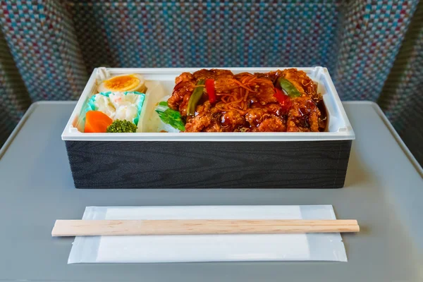 Japanische Lunchbox (bento) auf einem japanischen Geschosszug — Stockfoto
