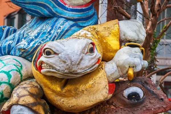 在松本城绳手通街武士青蛙雕像 — 图库照片