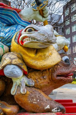 Nawate Dori alışveriş caddesi Matsumoto, Japonya'da samuray kurbağalar heykeli