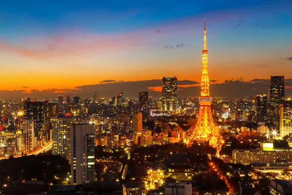 Torre de Tokio con paisaje urbano en Crepúsculo —  Fotos de Stock