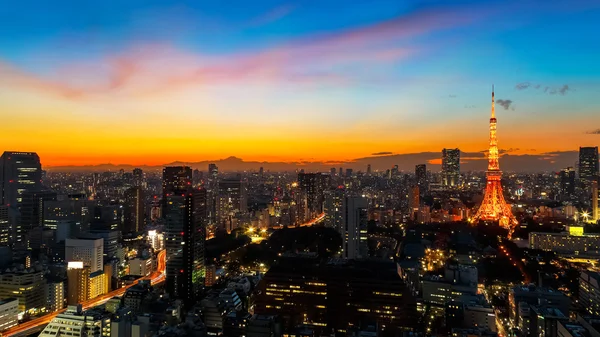 Torre de Tóquio com paisagem urbana no crepúsculo — Fotografia de Stock