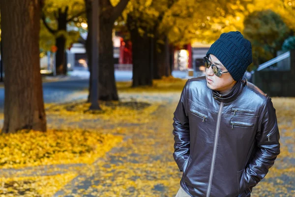 Een semi-Longhair man in een bruine jas — Stockfoto