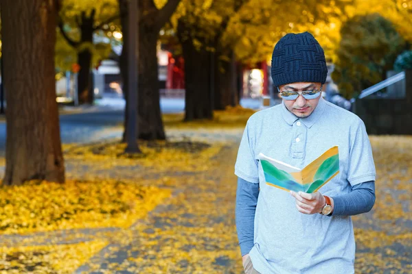 Un hombre asiático en una camiseta de polo — Foto de Stock