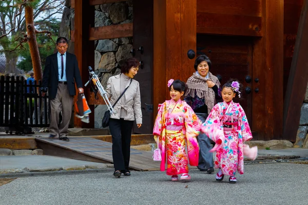 Niños en Shichi-go-san, rito tradicional japonés de paso — Foto de Stock