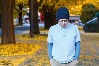 Asyalı bir adam bir polo t-shirt