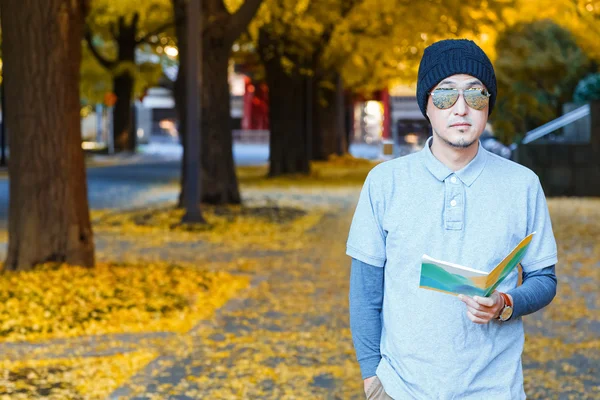 Un hombre asiático en una camiseta de polo — Foto de Stock