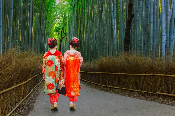 京都嵐山の竹林の道 (竹林) で日本の芸者 — ストック写真