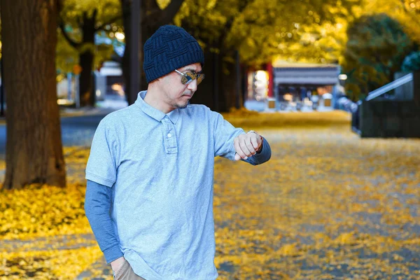 Un hombre asiático en una camiseta de polo — Foto de Stock