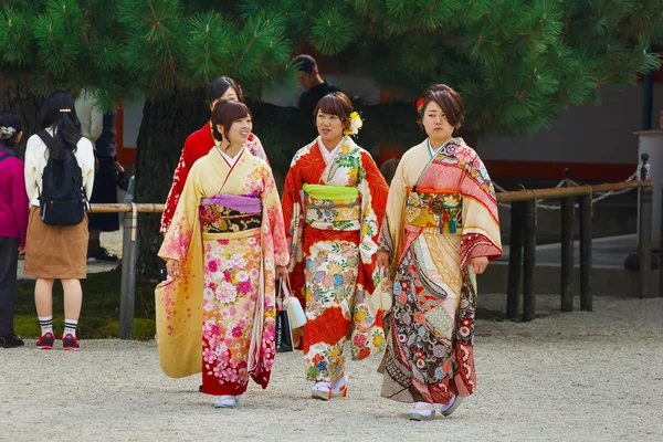 Όμορφο ιαπωνικό στην παραδοσιακή κιμονό-φόρεμα — Φωτογραφία Αρχείου