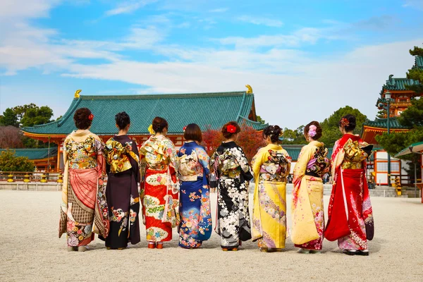 Belle signore giapponesi in abito tradizionale kimono — Foto Stock