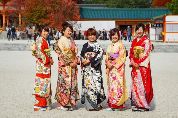 : Beautiful Japanese ladies in traditional kimono dress — Stock Photo, Image