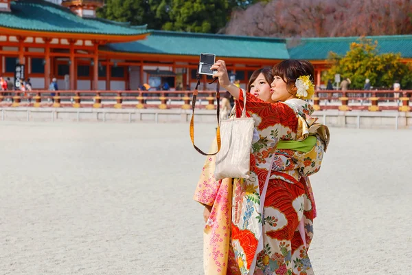 : 전통 기모노 드레스에 아름 다운 일본 여자 — 스톡 사진