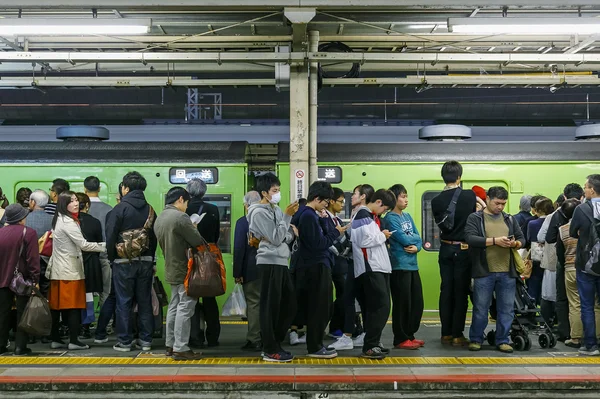 Personas en la estación de Kyoto — Foto de Stock