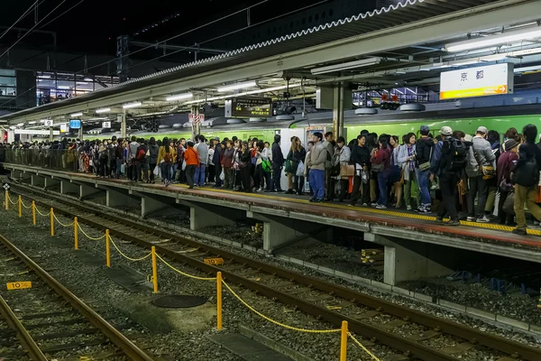 Menschen am Kyoto-Bahnhof — Stockfoto