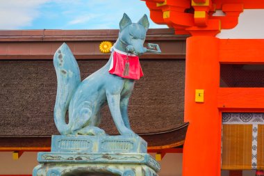 Kitsune Fox heykel, Fushimi Inari-taisha tapınak Kyoto, Japonya