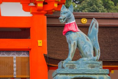 Kitsune Fox heykel, Fushimi Inari-taisha tapınak Kyoto, Japonya
