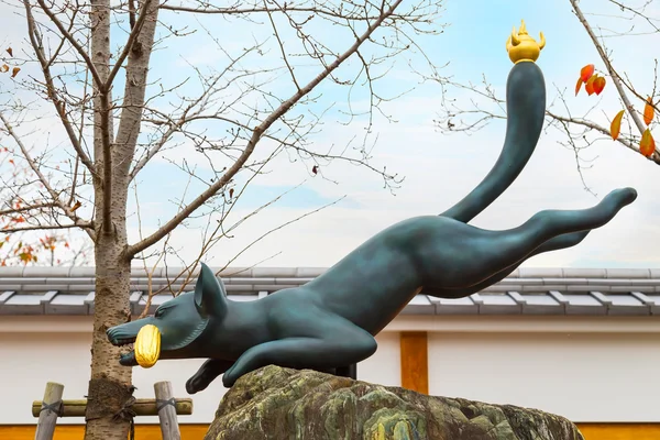 Kitsune Fox skulptur vid Fushimi Inari-taisha helgedom i Kyoto, Japan — Stockfoto
