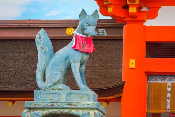 Sculpture Kitsune Fox au sanctuaire Fushimi Inari-taisha à Kyoto, Japon — Photo