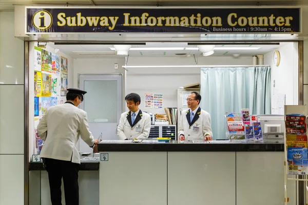 Japanische U-Bahn-Offiziere — Stockfoto