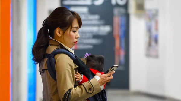 Japanische Mutter mit einem kleinen Baby — Stockfoto