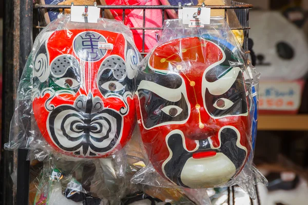 Máscaras chinas en una tienda de recuerdos en Yokohama Chinatown — Foto de Stock