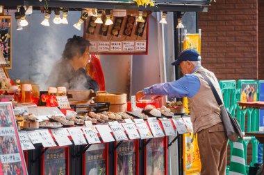 Çin yemeği satıcı tarafında Yokohama Chinatown sokaklarında