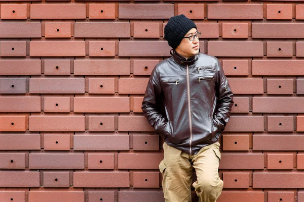 Un hombre asiático en una chaqueta marrón — Foto de Stock