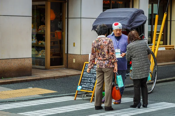 Rikscha-Fahrer auf einer Straße in Yokohama Chinatown — Stockfoto