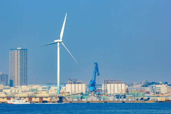 Gerador de vento gigante no porto de Yokohama, no Japão — Fotografia de Stock