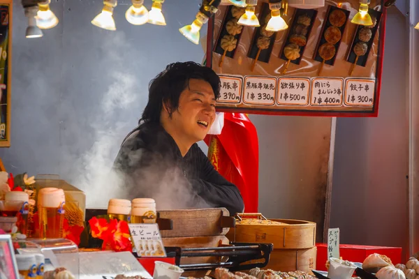 Čínské jídlo dodavatele na straně ulicemi čínské čtvrti Jokohama — Stock fotografie