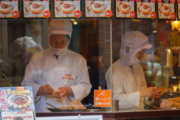 Venditore di cibo cinese sul lato delle strade di Yokohama Chinatown — Foto Stock