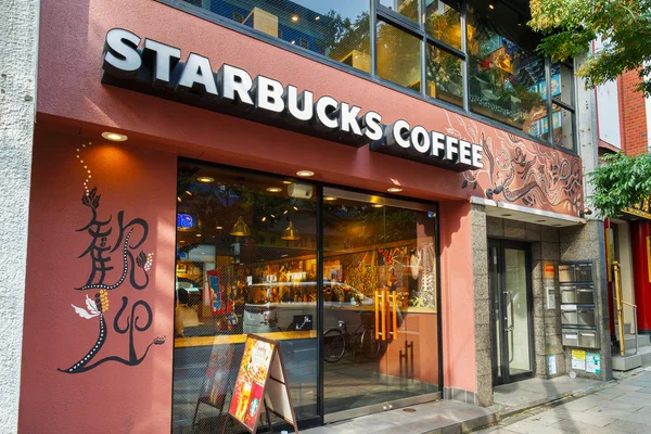 Starbucks kahve Yokohama Chinatown bir sokakta — Stok fotoğraf