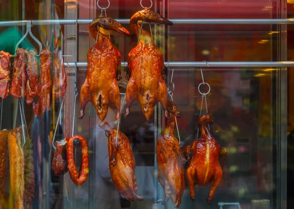 Roasted ducks hung in front of a Chinese restaurant in a street of Yokohama Chinatown — Stock Photo, Image