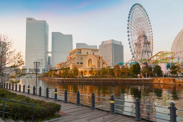 Minatomirai gebied met wolkenkrabbers in de avond — Stockfoto