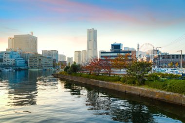 Akşam gökdelenler ile Minatomirai alanı 
