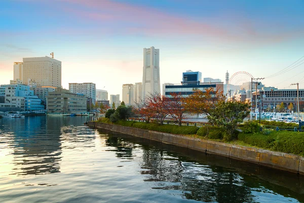 Minatomirai gebied met wolkenkrabbers in de avond — Stockfoto